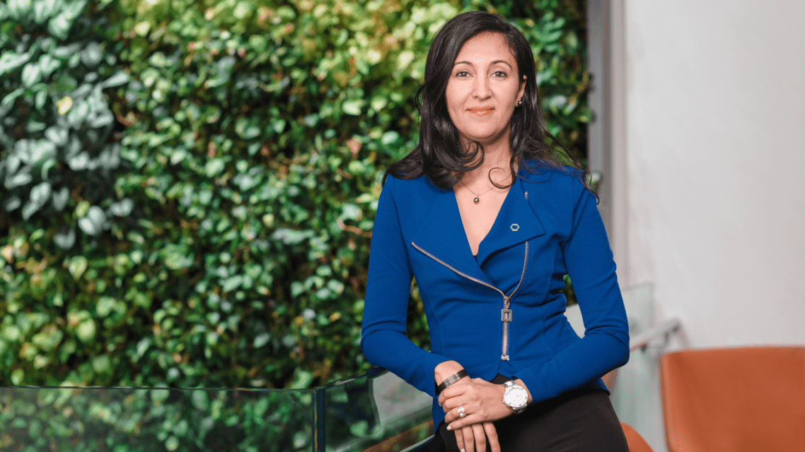 Salwa Salek, leader de L'effet A, photographie pour illustrer l'article de blogue sur la diversité et la pratique d'une politique d'inclusivité pour les entreprises