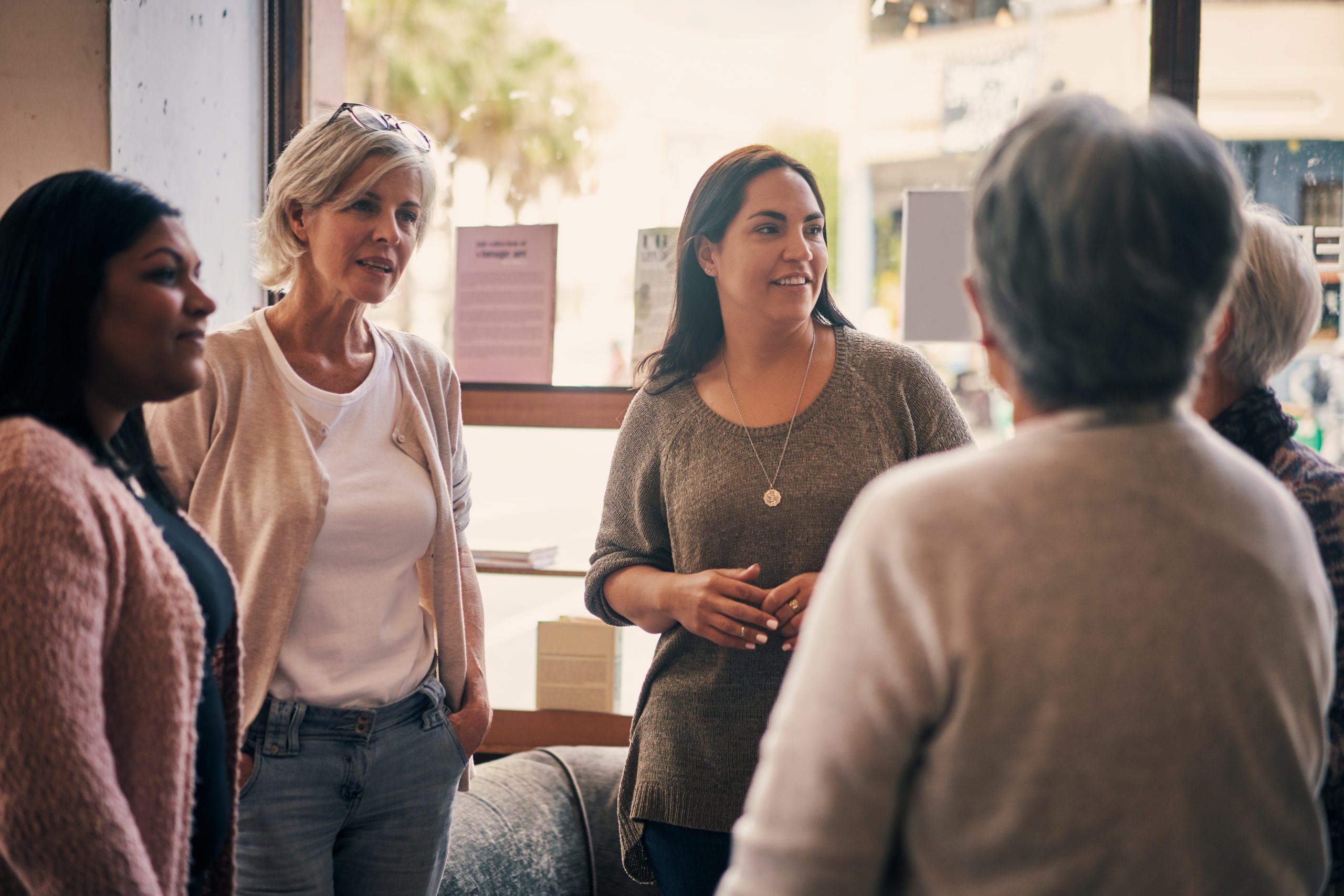 Groupes de femmes qui discutent entre elles