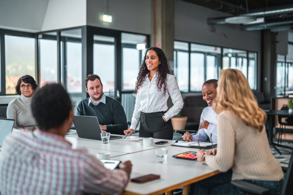 Une femme leader s'adressant à son équipe